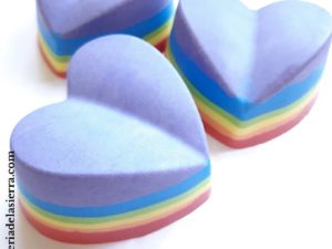 Jabón arcoiris en forma de corazón