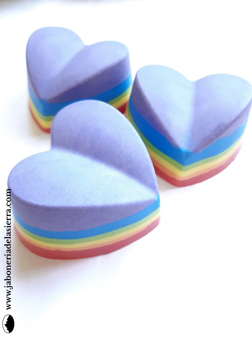 Jabón arcoiris en forma de corazón